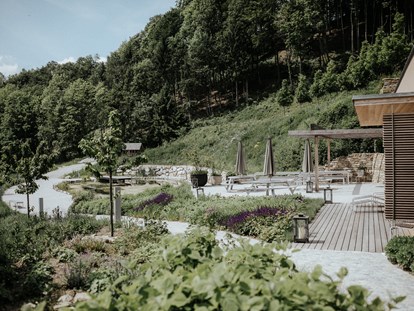 Hochzeit - Art der Location: privates Anwesen - Teich mit Sommerküche im Freien, ideal für die Agape nach der Trauung - Refugium Hochstrass Hotel&Kloster