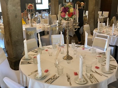 Hochzeit - externes Catering - Oberösterreich - Tischdeko im Schloss - Schloss Mühldorf