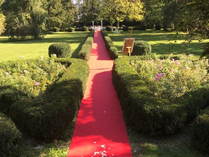 Hochzeit - Hochzeits-Stil: Vintage - Oberösterreich - Red carpet - Schloss Mühldorf