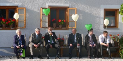 Hochzeit - Sommerhochzeit - Oberösterreich - gemütliche Gartenbank - Michlhof zu Haitzing, nähe Laakirchen