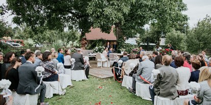 Hochzeit - Umgebung: in Weingärten - Oberösterreich - Gartenhochzeit mit Standesbeamten - Michlhof zu Haitzing, nähe Laakirchen