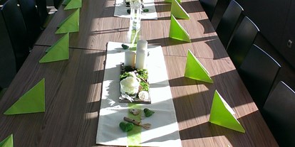 Hochzeit - Umgebung: mit Seeblick - Munderfing - Dekorationsvariante im Salon unter Deck - Mondsee Schifffahrt Hemetsberger