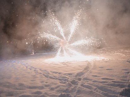 Hochzeit - Geeignet für: Gala, Tanzabend und Bälle - Feierwerke im Schnee in Gerlos. - Almstadl - Winterhochzeit am Berg
