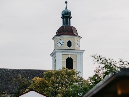 Hochzeit - Parkplatz: kostenlos - Niederösterreich - Blick auf die Kirche - Kaiser's Hof