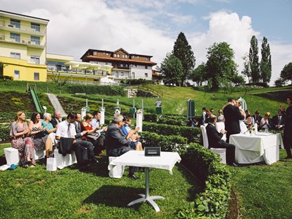 Hochzeit - Ladestation für Elektroautos - Österreich - Hotel Liebmann Hochzeit im Garten  - Hotel Liebmann
