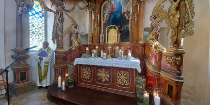 Hochzeit - Art der Location: Gasthaus - Altar in der Kapelle - Schloss Neubruck