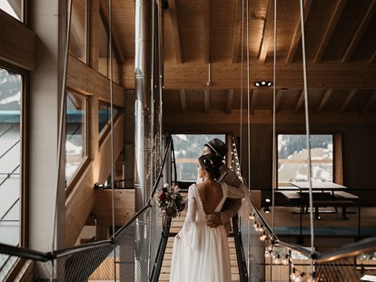 Hochzeit - Ladestation für Elektroautos - Österreich - Hängebrücke in der Galerie, direkt am Panoramafenster - Lumberjack Bio Bergrestaurant