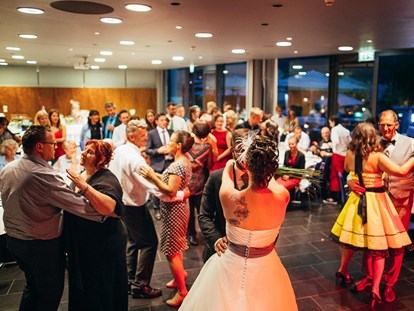 Hochzeit - Art der Location: Restaurant - Gnadenwald - Tanzen bis in die späten Morgenstunden im Parkhotel Hall in Tirol.
Foto © blitzkneisser.com - Parkhotel Hall