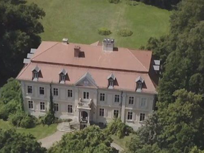 Hochzeit - Winterhochzeit - Brandenburg Süd - Vogelpersbektive auf das Schloss Stülpe. - Schloss Stülpe