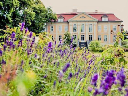 Hochzeit - Preisniveau: exklusiv - Sicht auf das Schloss Stülpe vom Schlossgarten. - Schloss Stülpe