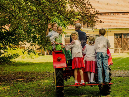 Hochzeit - Kinderbetreuung - Kurze Traktorfahrt mit den Kindern. - Schloss Stülpe