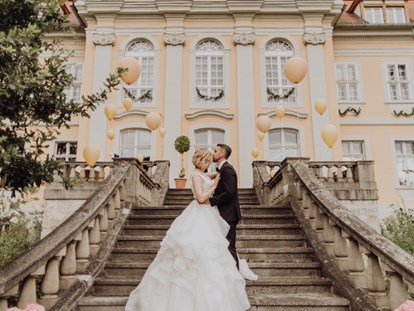 Hochzeit - Kinderbetreuung - Brautpaar auf großer Treppe zum Schlosspark. - Schloss Stülpe