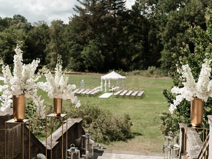 Hochzeit - Art der Location: Waldhochzeit - Eine Freie Gartentrauung im Schlosspark von Schloss Stülpe. - Schloss Stülpe