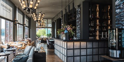 Hochzeit - Umgebung: am Fluss - Berlin-Stadt Mitte - Innenbereich mit Bar  - CARL & SOPHIE Spree Restaurant