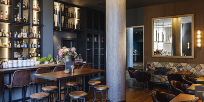 Hochzeit - Umgebung: am Fluss - Berlin-Stadt Mitte - Innenbereich mit Bar und Lounge - CARL & SOPHIE Spree Restaurant