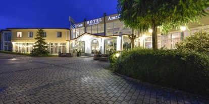 Hochzeit - barrierefreie Location - Reichenbach (Saale-Holzland-Kreis) - Hotel Eingangsportal Nacht - Atrium Hotel Amadeus