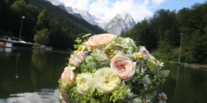 Hochzeit - Umgebung: im Park - Bayern - Hochzeit am See in den Bergen von Garmisch-Partenkirchen - Riessersee Hotel Garmisch-Partenkirchen