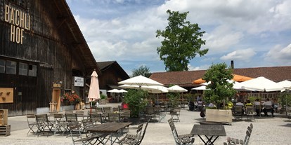 Hochzeit - Umgebung: am Land - St. Gallen - Der Bächlihof inmitten von Obstbäumen ist eine wunderbare Hochzeitslocation in jeder Jahreszeit.  - Bächlihof - Jucker Farm AG