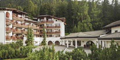Hochzeit - Hochzeits-Stil: Rustic - Davos Platz - Das  Hotel Waldhuus Davos überzeugt mit einzigartiger Lage inmitten der Bündner Berge, direkt am 18-Loch-Golfplatz und inmitten der Langlaufloipe. - Hotel Waldhuus Davos