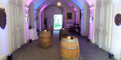 Hochzeit - Art der Location: Weingut/Heuriger - Schlossgang, ideal für Stehapéros, Flying Dinner, mit wunderbarer gewölbter Decke - Event Schloss Reichenau