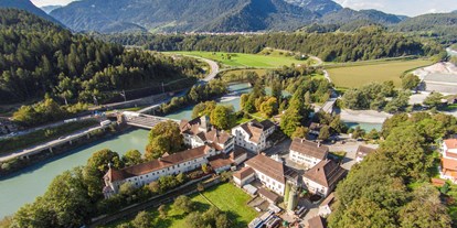 Hochzeit - Umgebung: im Park - Graubünden - Vogelperspektive von Reichenau am Zusammenfluss von Hinter- und Vorderrhein - Event Schloss Reichenau