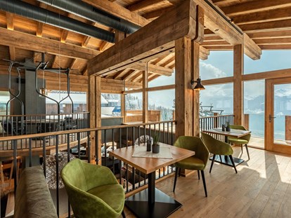Hochzeit - Art der Location: Restaurant - Gnadenwald - Große Fensterfronten geben den Blick auf die Zillertaler Bergwelt frei. - Wiesenalm