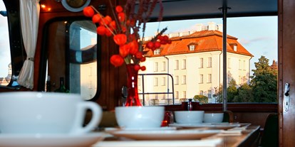 Hochzeit - Hochzeitsessen: Catering - Berlin - Stilvolle Ausfahrt auf historischer Dinneryacht