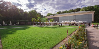 Hochzeit - Umgebung: im Park - Bayern - Schlosscafe im Palmenhaus