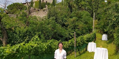 Hochzeit - Parkplatz: kostenlos - Lana (Trentino-Südtirol) - Sektempfang im Weinberg des Schloss Wangen in Bozen. - Schloss Wangen Bellermont