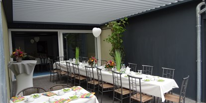 Hochzeit - Garten - Kitzingen - Außenbereich Blue Lagoon mit elektr. Lamellendach - Eventhotel Ö-Cappuccino