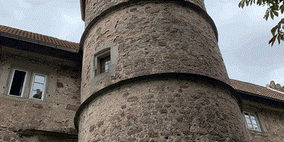 Hochzeit - Personenanzahl - Meiningen (Landkreis Schmalkalden-Meiningen) - Der Treppenturm des Schlosses, der im inneren eine steinerne Wendeltreppe beherbergt. - Schloss Weitersroda