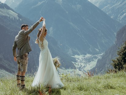 Hochzeit - Sommerhochzeit - Österreich - Auf der Grasbergalm findet ihr tausende Möglichkeiten unvergleichliche Hochzeitsfotos zu schießen. - Grasberg Alm