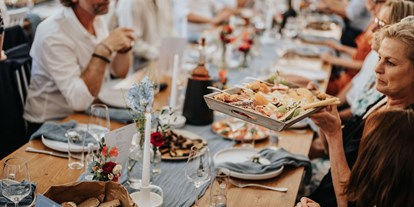 Hochzeit - Hochzeitsessen: Catering - Festtafel im Freien im Weingut Nico Sonntag. - Weingut Nico Sonntag
