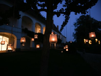 Hochzeit - externes Catering - Bad Blumau - Am Abend wird der Schlosspark in warmes Kerzenlicht getaucht und die Bäume erstrahlen im weitläufigen Park - Schloss Welsdorf