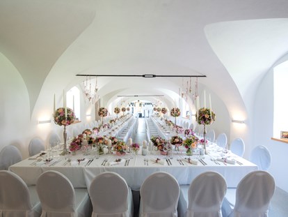 Hochzeit - Preisniveau: exklusiv - festlich gedeckte Tafel im Kutschergewölbe - Schloss Welsdorf
