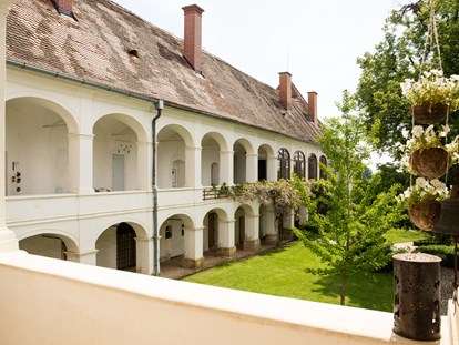 Hochzeit - externes Catering - Bad Blumau - Der Blick in den Hof mit seinem Säulenarkadengang - Schloss Welsdorf