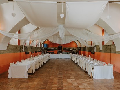 Hochzeit - Hochzeits-Stil: Vintage - Österreich - Der große Festsaal des Schloss Kornberg bietet Platz für 180 Hochzeitsgäste. - Schlosswirt Kornberg