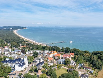 Hochzeit - Umgebung: mit Seeblick - Luftbild der Göhrener-Bucht. - Vju Hotel Rügen