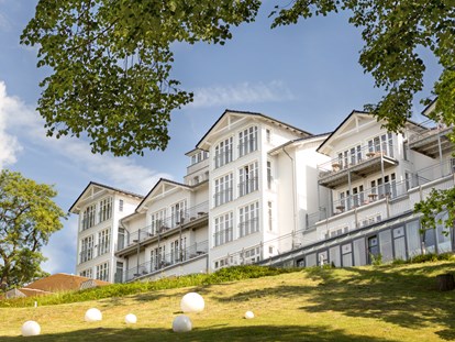 Hochzeit - Umgebung: mit Seeblick - Außenansicht des Haupthauses. - Vju Hotel Rügen
