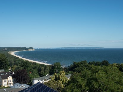 Hochzeit - Umgebung: am Meer - Ostseeküste - Ausblick vom Turmzimmer auf die Kreidefelsen - dem Standesamt im Turmcafé. - Vju Hotel Rügen