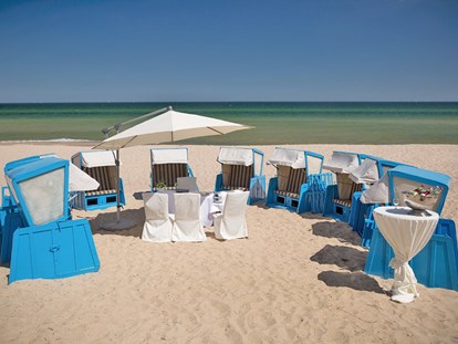 Hochzeit - Umgebung: mit Seeblick - Standesamtliche Trauung am Strand im Ostseebad Göhren - Vju Hotel Rügen