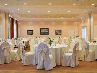 Hochzeit - Umgebung: mit Seeblick - Festlich geschmückter Ballsaal für eine große Hochzeitsgesellschaft im Bernsteinpalais - Vju Hotel Rügen