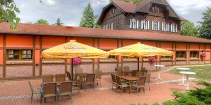Hochzeit - Hochzeits-Stil: Vintage - Mittenwalde (Landkreis Uckermark) - Saalterrasse ... hier können auch nur Stehtische gestellt werden - Jagdschloss Waldsee