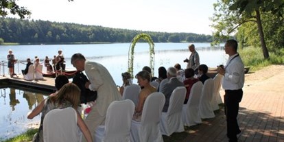 Hochzeit - Geeignet für: Geburtstagsfeier - Seenplatte - Trauung auf dem Steg - Jagdschloss Waldsee