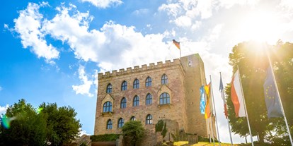 Hochzeit - Geeignet für: Private Feier (Taufe, Erstkommunion,...) - Pfalz - Der Blick auf das Schloss, wenn man durch das Tor geht - Hambacher Schloss