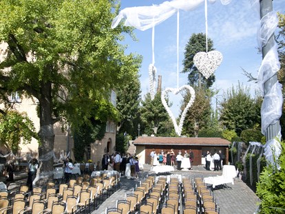 Hochzeit - Geeignet für: Private Feier (Taufe, Erstkommunion,...) - Deidesheim - Trauung im unteren Schlosshof - Hotel Schloss Edesheim
