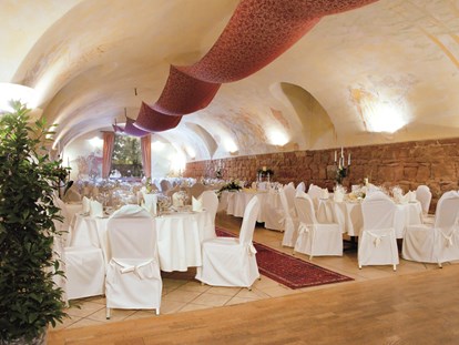 Hochzeit - Umgebung: in Weingärten - Wittelsbachkeller Blick zum Hof - Hotel Schloss Edesheim
