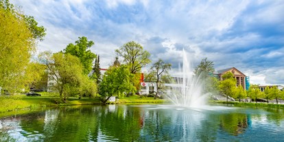 Hochzeit - Herbsthochzeit - Thüringen - Hotelansicht mit Teich - Michel Hotel Suhl