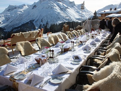 Hochzeit - Hochzeits-Stil: Modern - Alpenregion Bludenz - Hochzeitstafel auf unserer Sonnenterrasse - ein Wintertraum! - Hotel Goldener Berg & Alter Goldener Berg