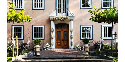 Hochzeit - Personenanzahl - Bargteheide - Der dekorierte Eingang vom Jagdschloss Malepartus - Jagdschloss Malepartus